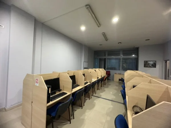 Tirane, jepet me qera ambjent biznesi Kati 0, 99 m² 600 € (pas Globe)