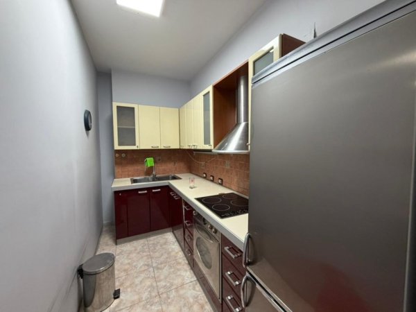 Tirane, jepet me qera ambjent biznesi Kati 3, 168 m² 2.600 € (Blloku)