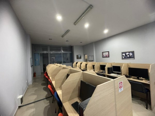 Tirane, jepet me qera ambjent biznesi Kati 0, 99 m² 600 € (pas Globe)