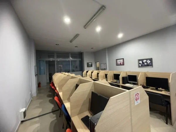 Tirane, jepet me qera ambjent biznesi Kati 0, 99 m² 600 € (pas Globe)