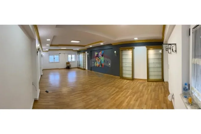 Tirane, jepet me qera ambjent biznesi Kati 0, 120 m² 1.650 € (Piazza)