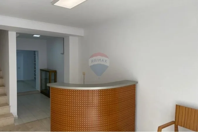 Tirane, jepet me qera ambjent biznesi Kati 0, 120 m² 1.650 € (Piazza)