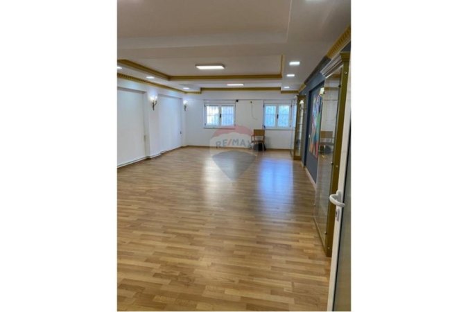 Tirane, jepet me qera ambjent biznesi Kati 0, 120 m² 1.650 € (Piazza)