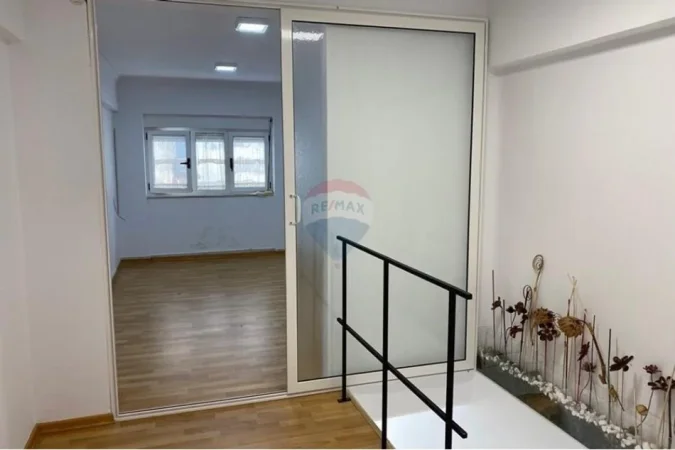 Tirane, jepet me qera ambjent biznesi Kati 0, 120 m² 1.650 € (Piazza)