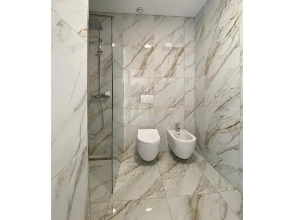 Tirane, jepet me qera zyre Kati 4, 124 m² 1.500 € (Liqeni Tiranes)