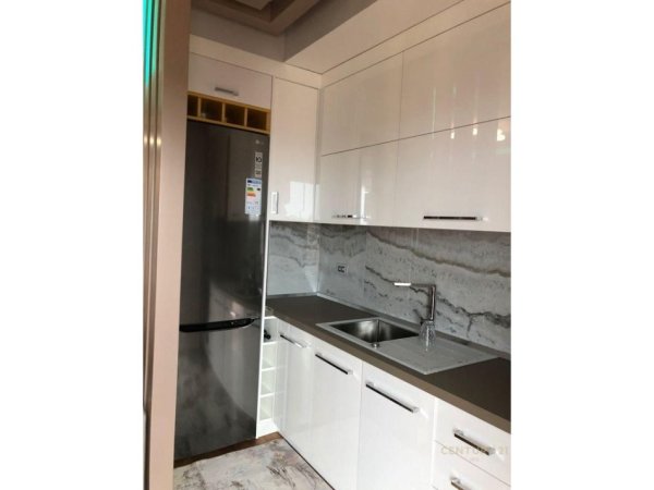 Tirane, jepet me qera apartament 1+1+Ballkon Kati 8, 65 m² 650 € (Ish-Parku)