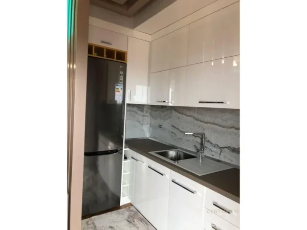 Tirane, jepet me qera apartament 1+1+Ballkon Kati 8, 65 m² 650 € (Ish-Parku)