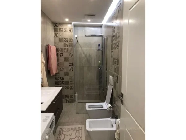 Tirane, jepet me qera apartament 1+1+Ballkon Kati 8, 65 m² 650 € (Ish-Parku)