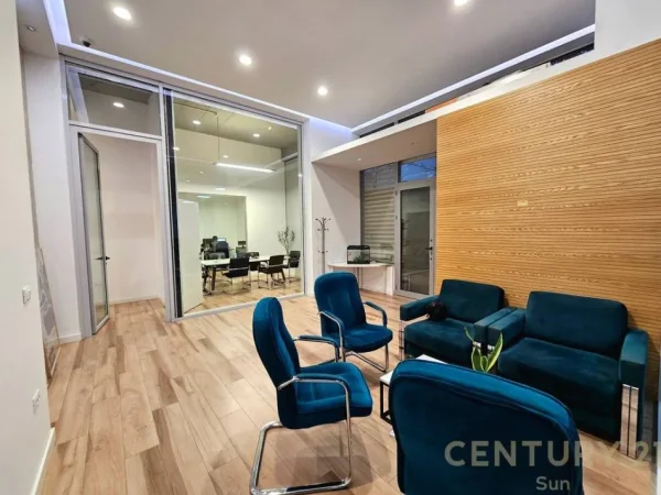 Tirane, jepet me qera zyre Kati 0, 220 m² 2.000 € (Liqeni Tiranes)