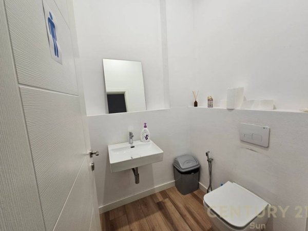 Tirane, jepet me qera zyre Kati 0, 220 m² 2.000 € (Liqeni Tiranes)