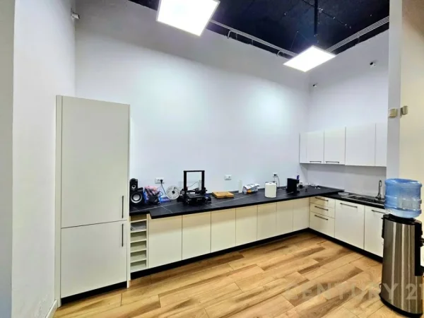 Tirane, jepet me qera zyre Kati 0, 220 m² 2.000 € (Liqeni Tiranes)