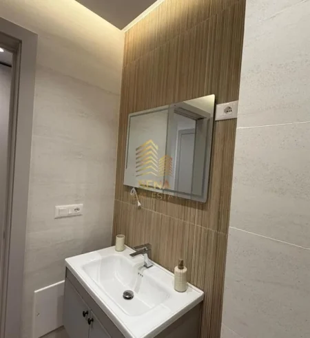 Tirane, jepet me qera apartament 1+1+Ballkon Kati 3, 70 m² 750 € (Zogu i Zi)