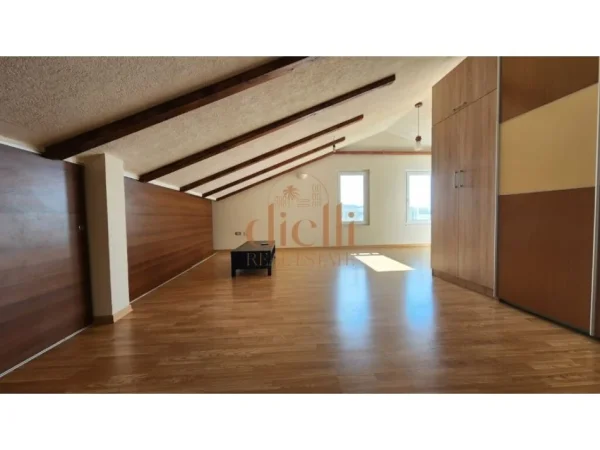 Tirane, jepet me qera Vile 3+1+Ballkon , 250 m² 1.500 € (pranë Teg)