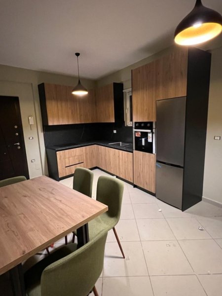 Tirane, jepet me qera apartament 2+1 Kati 4, 112 m² 650 € 