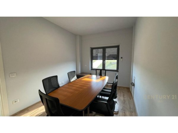 Tirane, jepet me qera zyre Kati 4, 86 m² 1.000 € (Zogu i zi)