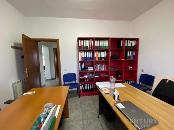 Tirane, jepet me qera zyre Kati 4, 86 m² 1.000 € (Zogu i zi)