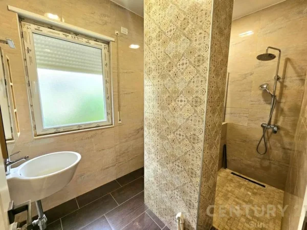 Tirane, jepet me qera apartament 4+1+Ballkon Kati 4, 242 m² 1.400 € (Kopshti Botanik)