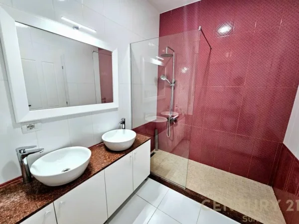 Tirane, jepet me qera apartament 4+1+Ballkon Kati 4, 242 m² 1.400 € (Kopshti Botanik)