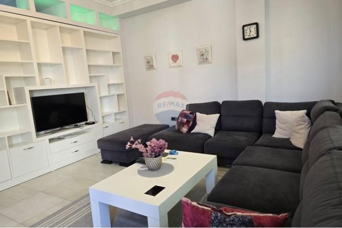 Tirane, jepet me qera apartament 2+1+Ballkon Kati 2, 100 m² 600 € (Rruga Rrapo Hekali)