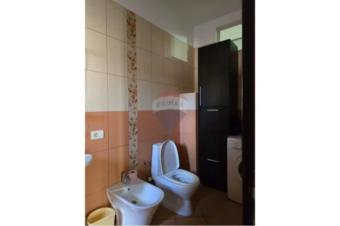 Tirane, jepet me qera apartament 2+1+Ballkon Kati 2, 100 m² 600 € (Rruga Rrapo Hekali)