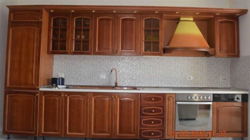 Tirane, jepet me qera apartament 3+1 Kati 6, 600 € 