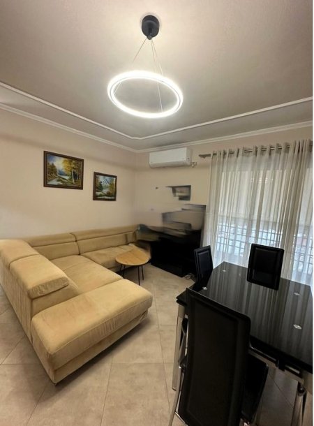 Tirane, jepet me qera apartament 2+1 Kati 5, 80 m² 630 € (kristal center)