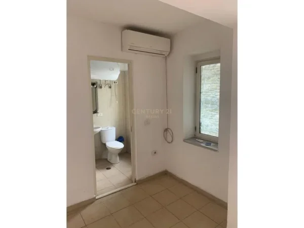 Tirane, jepet me qera zyre Kati 0, 60 m² 450 € (Komuna e Parisit)