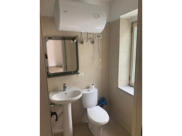 Tirane, jepet me qera zyre Kati 0, 60 m² 450 € (Komuna e Parisit)