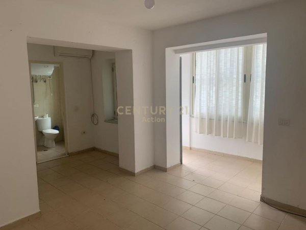Tirane, jepet me qera zyre Kati 0, 60 m² 450 € (Komuna e Parisit)