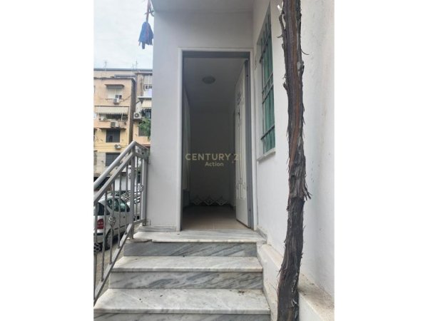 Tirane, jepet me qera zyre Kati 0, 60 m² 450 € (Komuna e Parisit)