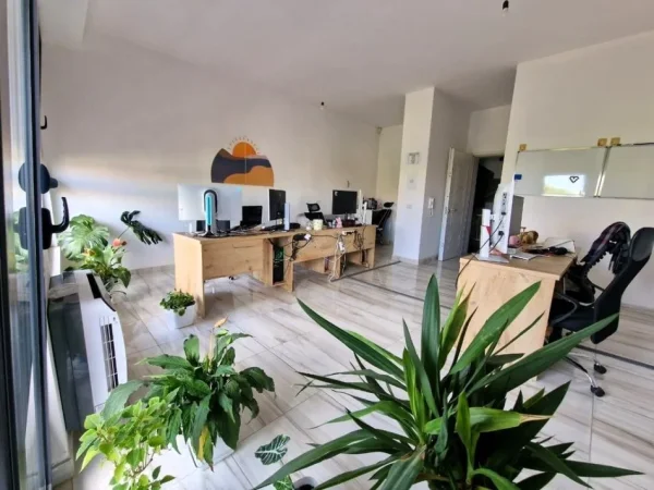 Tirane, jepet me qera zyre Kati 1, 134 m² 650 € (ALI DEMi)