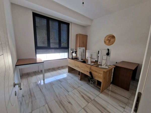 Tirane, jepet me qera zyre Kati 1, 134 m² 650 € (ALI DEMi)