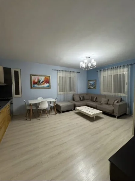 Tirane, jepet me qera apartament 2+1 Kati 3, 86 m² 600 € (Kryqezimi i 5 Majit)