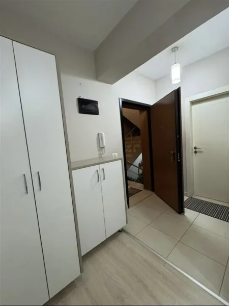 Tirane, jepet me qera apartament 2+1 Kati 3, 86 m² 600 € (Kryqezimi i 5 Majit)