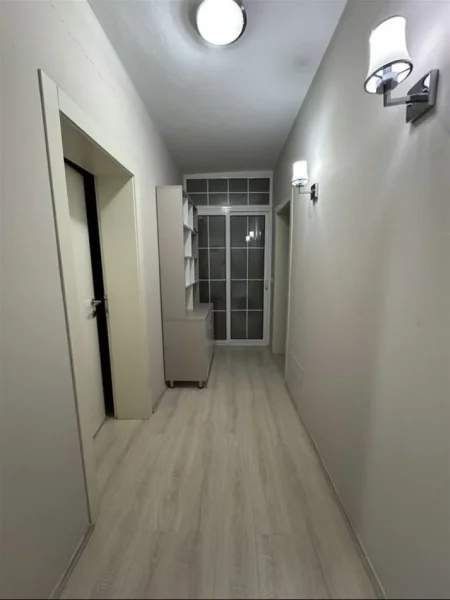 Tirane, jepet me qera apartament 2+1 Kati 3, 86 m² 600 € (Kryqezimi i 5 Majit)