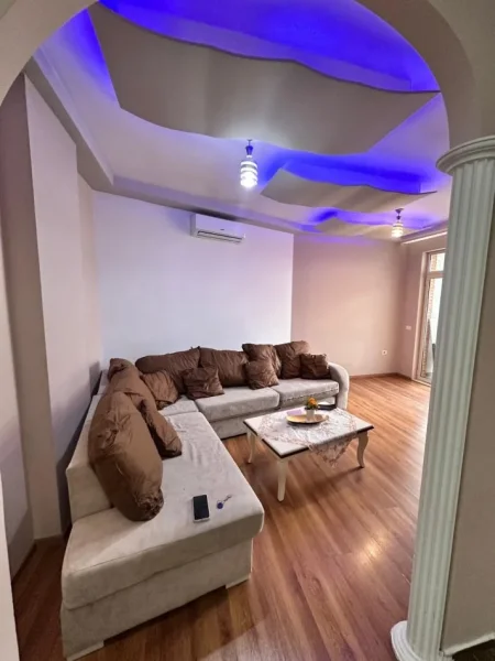 Tirane, jepet me qera apartament 1+1 Kati 4, 70 m² 600 € (Shkolla e Kuqe)