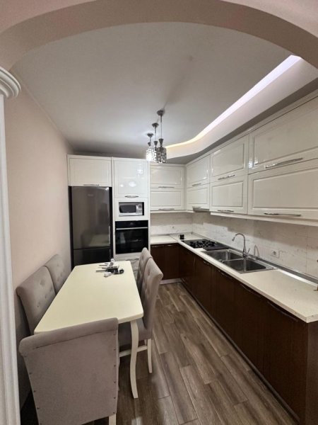 Tirane, jepet me qera apartament 1+1 Kati 4, 70 m² 600 € (Shkolla e Kuqe)