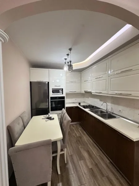 Tirane, jepet me qera apartament 1+1 Kati 4, 70 m² 600 € (Shkolla e Kuqe)