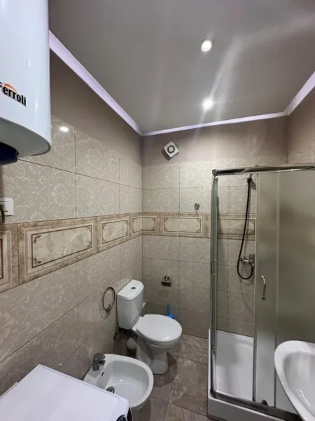 Tirane, jepet me qera apartament 1+1 Kati 4, 70 m² 600 € (Shkolla e Kuqe)