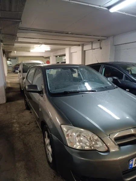Tirane, shes Toyota Corolla Nafte, gri e erret automatik Kondicioner 280.000 km 3.200 €