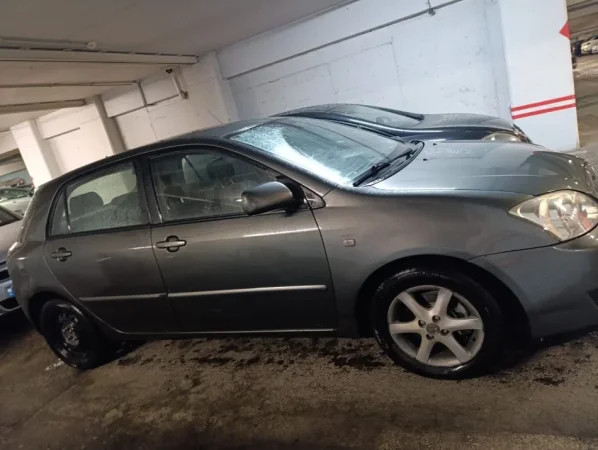 Tirane, shes Toyota Corolla Nafte, gri e erret automatik Kondicioner 280.000 km 3.200 €