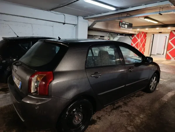 Tirane, shes Toyota Corolla Nafte, gri e erret automatik Kondicioner 280.000 km 3.200 €