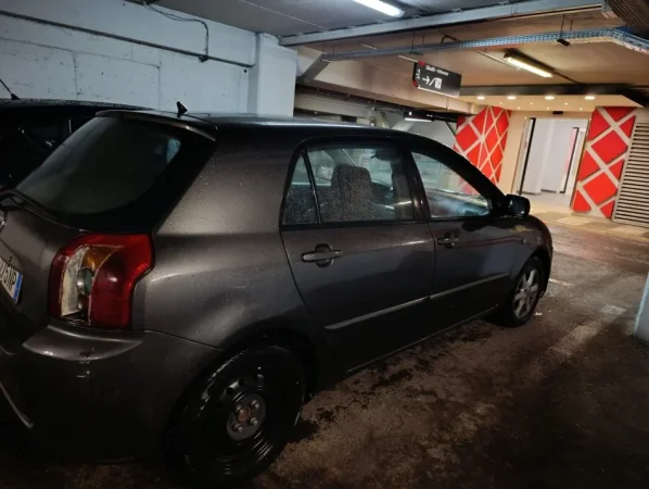 Tirane, shes Toyota Corolla Nafte, gri e erret automatik Kondicioner 280.000 km 3.200 €