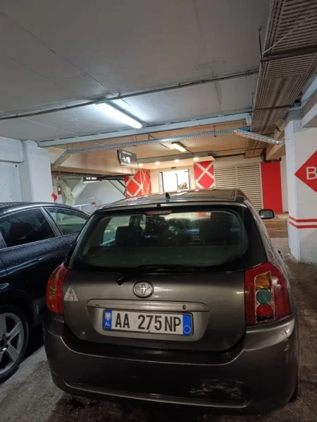 Tirane, shes Toyota Corolla Nafte, gri e erret automatik Kondicioner 280.000 km 3.200 €