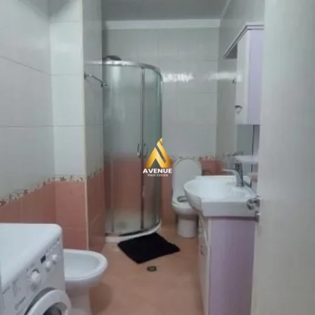 Tirane, jepet me qera apartament 1+1+Ballkon Kati 4, 70 m² 600 € (selvia)