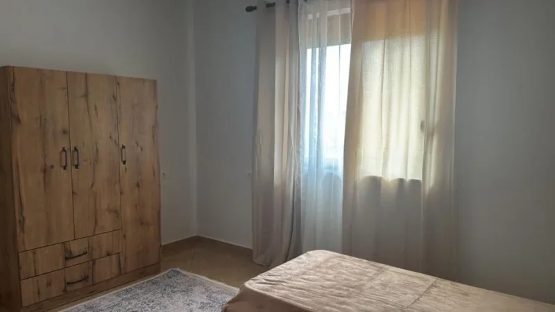Tirane, jepet me qera shtepi 2+1 Kati 1, 126 m² 400 € (Kashar tek Burger Ija)