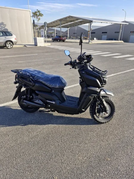 Tirane, shitet Scooter ELEKTRIK, e zeze 1.600 €