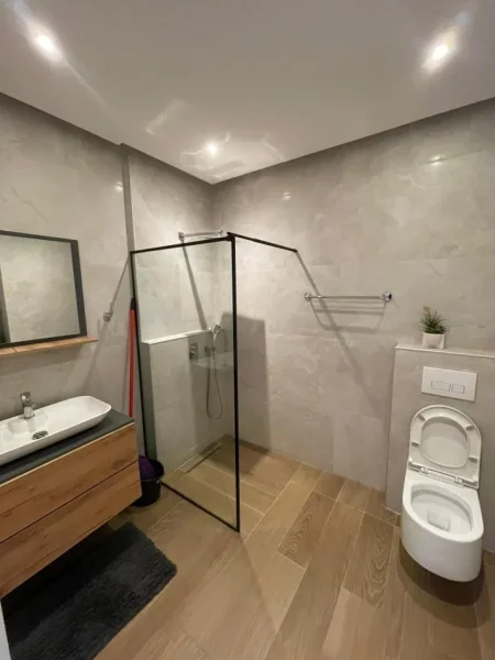 Tirane, jepet me qera apartament 2+1+Ballkon Kati 6, 85 m² 1.000 € (Rruga Sami Frasheri)