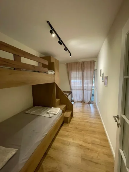 Tirane, jepet me qera apartament 2+1+Ballkon Kati 6, 85 m² 1.000 € (Rruga Sami Frasheri)
