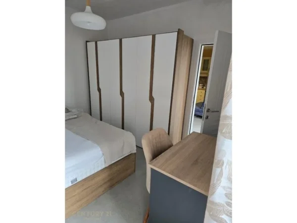 Tirane, jepet me qera apartament 2+1 Kati 5, 75 m² 700 € 